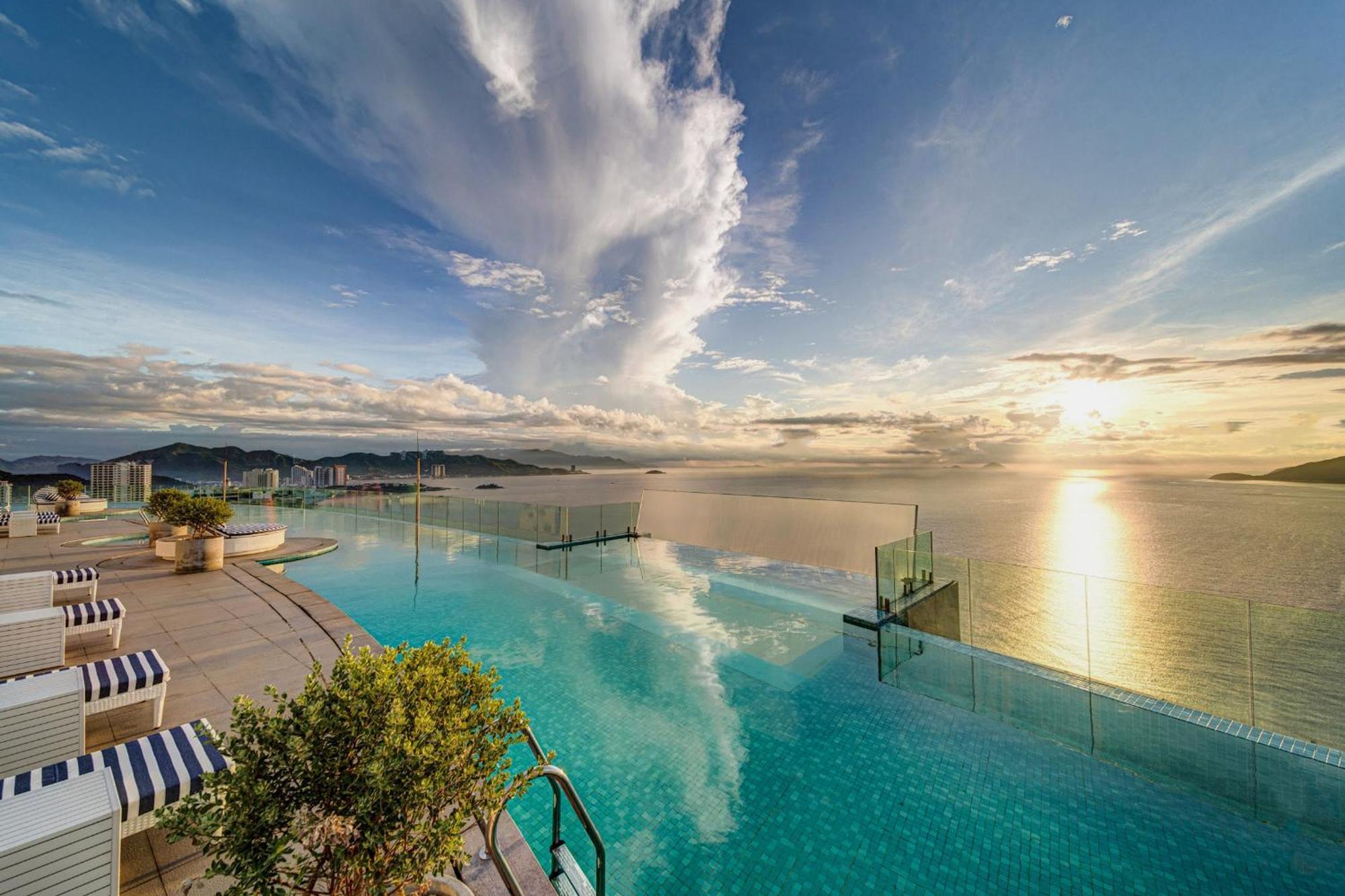 Coastal Panorama Oceanfront Suites Nha Trang Exterior photo